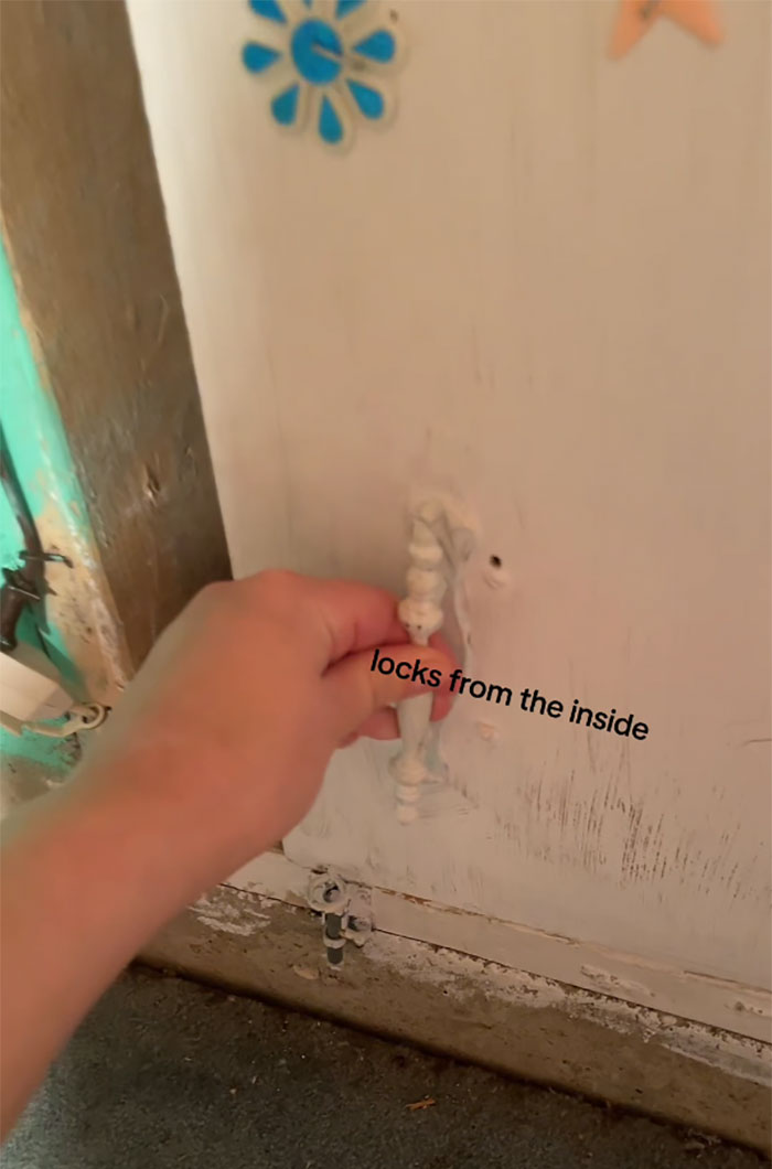 People Urge Woman To Call The Police Upon Discovering Secret Room Painted With Kids&rsquo; Handprints