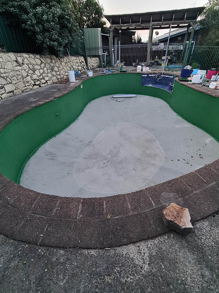 Person Wreaks Petty Revenge On Neighbor Who Kept Complaining About Their Pool By Painting It Green Person Wreaks Petty Revenge On Neighbor Who Kept Complaining About Their Pool By Painting It Green