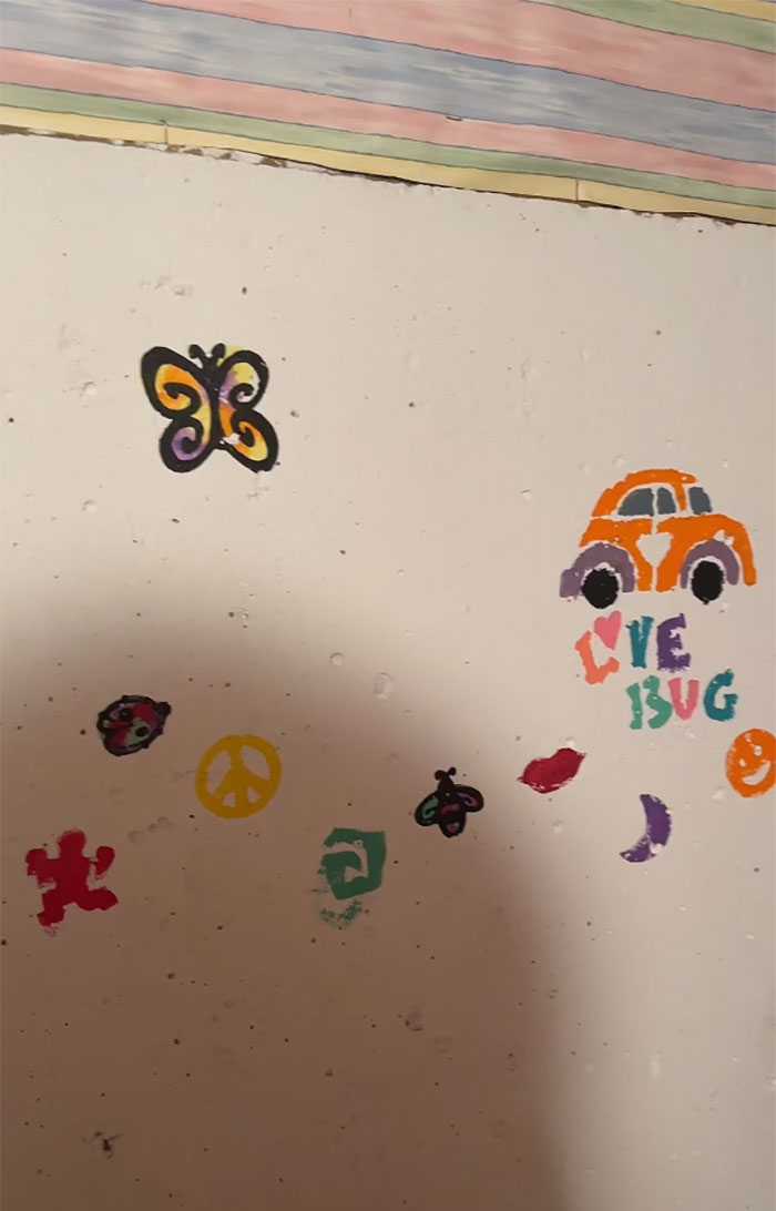 People Urge Woman To Call The Police Upon Discovering Secret Room Painted With Kids&rsquo; Handprints
