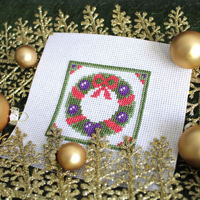 Christmas Miniatures: Simple And Easy Cross-Stitch Patterns (7 Pics)