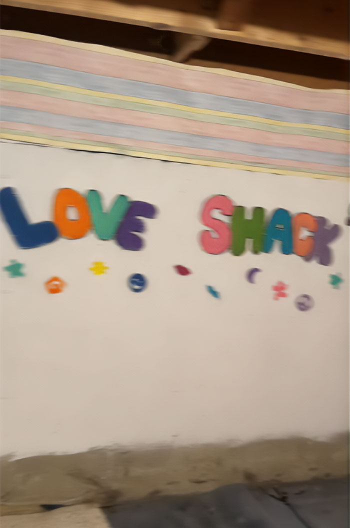 People Urge Woman To Call The Police Upon Discovering Secret Room Painted With Kids&rsquo; Handprints