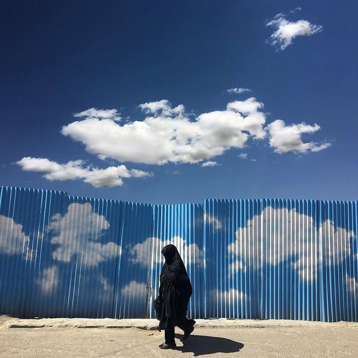 Decisive Moments Magazine Continues To Showcase Fascinating Moments Captured By Street Photographers (50 New Pics)