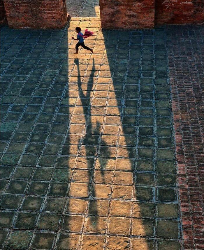 Decisive Moments Magazine Continues To Showcase Fascinating Moments Captured By Street Photographers (50 New Pics)