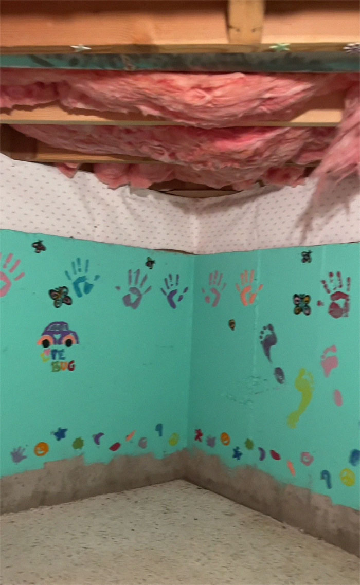 People Urge Woman To Call The Police Upon Discovering Secret Room Painted With Kids&rsquo; Handprints