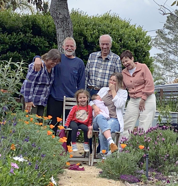 Puse el temporizador a la cámara y luego me caí mientras corría para salir en la foto. Sale toda mi familia riéndose