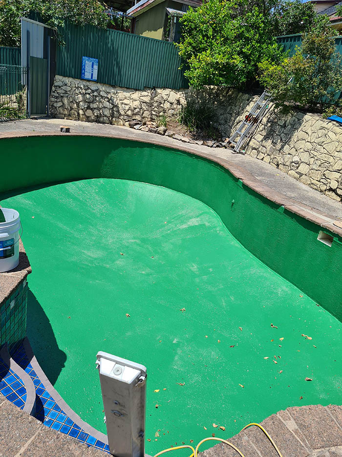 Person Wreaks Petty Revenge On Neighbor Who Kept Complaining About Their Pool By Painting It Green Person Wreaks Petty Revenge On Neighbor Who Kept Complaining About Their Pool By Painting It Green