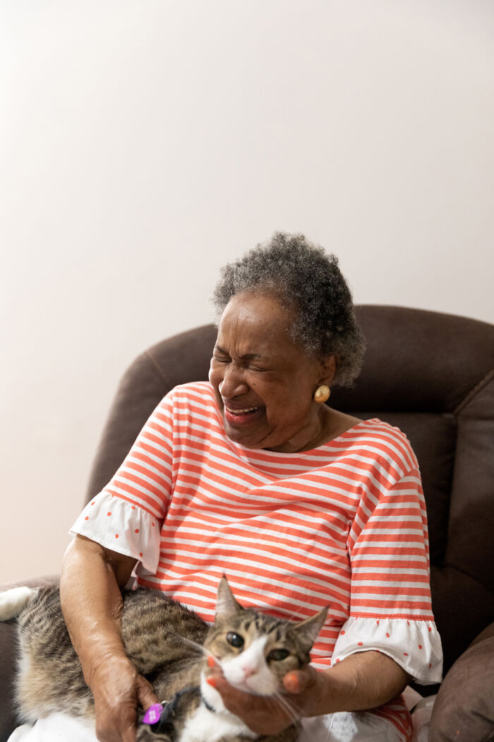 Volunteers Of Paws NY Help These People To Take Care Of Their Pets So That They Won&rsquo;t Get Separated