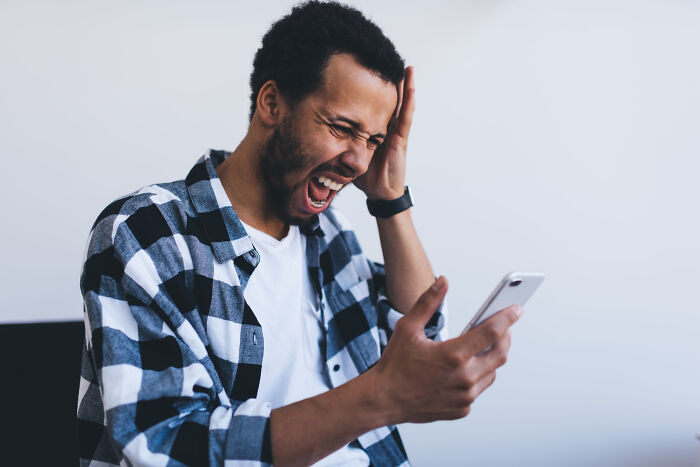 “Not Even Worth It”: Airbnb Host Throws A Fit After Guest “Scams” Him “Not Even Worth It”: Airbnb Host Throws A Fit After Guest “Scams” Him