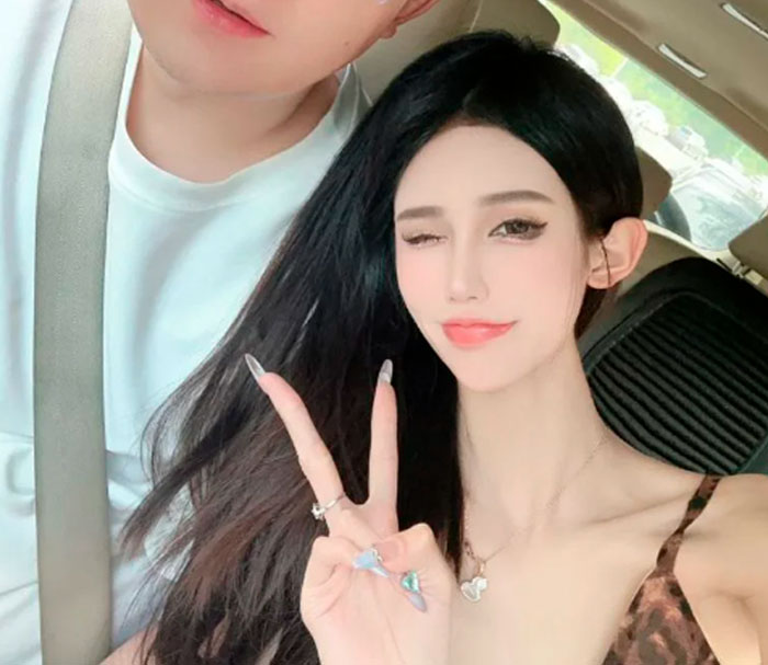 Su mano es el doble que su cabeza