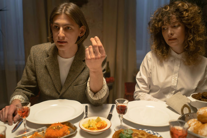 Family Drama Ensues After Teen Points Out That Their Mom Doesn&rsquo;t Have Custody Of Them During Dinner 