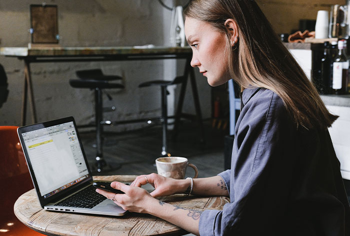 Daughter Is Done With Father Hanging Up The Phone, Lets His Electricity Be Cut Off As Revenge Daughter Is Done With Father Hanging Up The Phone, Lets His Electricity Be Cut Off As Revenge