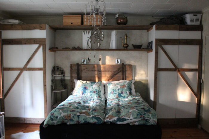 Big bed in the center of the farmhouse style room&nbsp;
