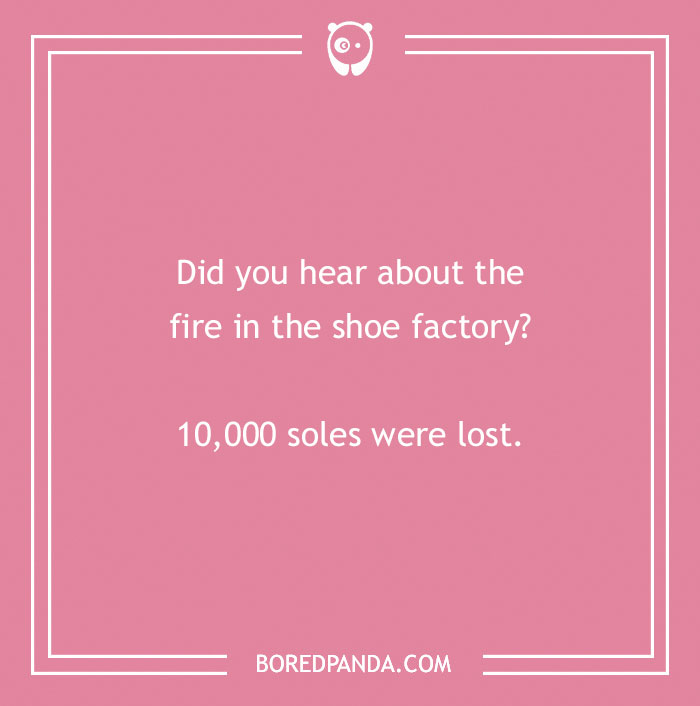 Dry humor joke on a pink background about a fire in a shoe factory losing 10,000 soles, typical dry humor jokes style.