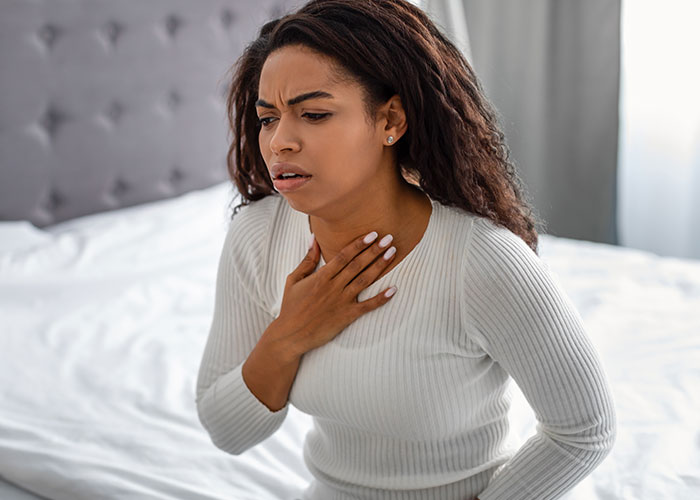 Woman Gets Ignored By The ER Doc For Hours, Gets Another Doc To Check Her Out And He's Furious