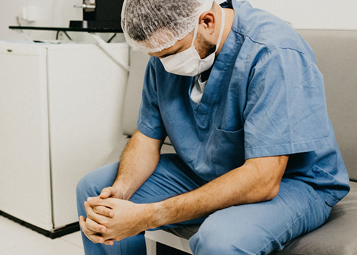 Woman Gets Ignored By The ER Doc For Hours, Gets Another Doc To Check Her Out And He's Furious