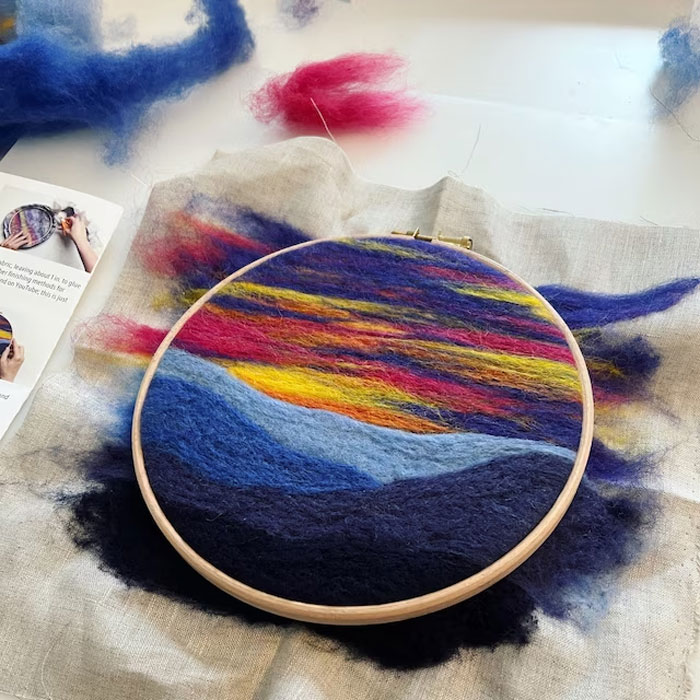 Mountain Sunset Needle Felting Kit: Perfect for bonding with friends or some therapeutic alone time, easy for beginners but still rewarding for experienced crafters.
