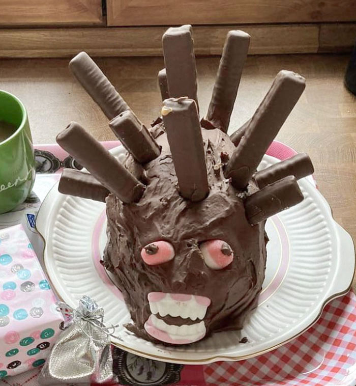 My Friend's Mom Tried To Bake A Hedgehog Cake For Her Birthday