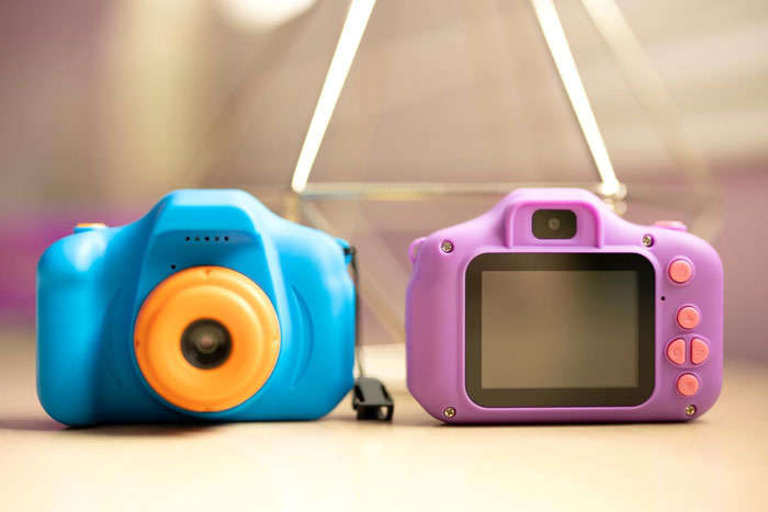 Kids Selfie Camera: Featuring high-quality photos, fun frames, and a 1-2 hour battery life; a fantastic gift for aspiring young photographers.