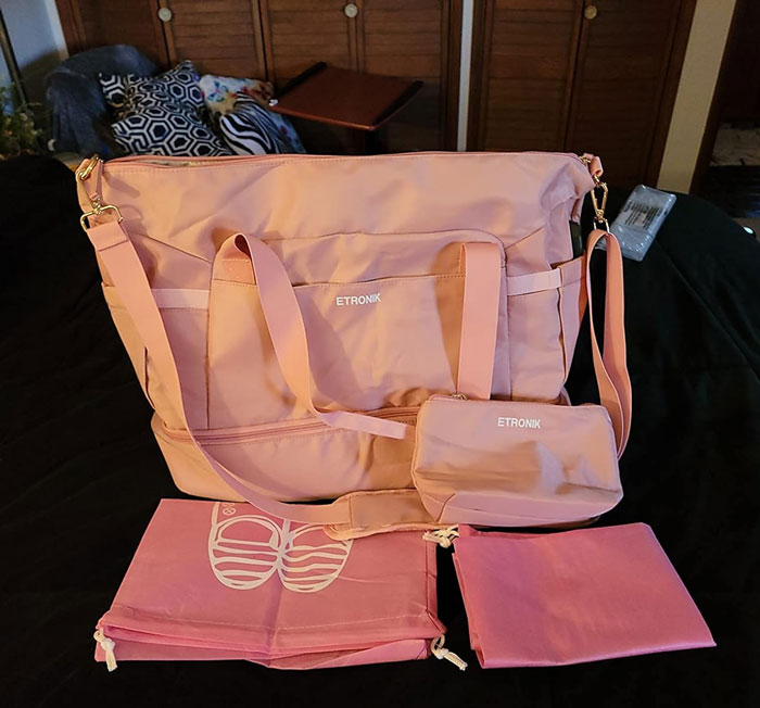  Sports Travel Bag : That's Insanely Organized And Stylish, Perfect For Gym-Goers Who Also Enjoy Weekend Getaways. Plus, It Comes With Those Cool Extras Like USB Interface For On-The-Go Charging And A Special Compartment For Shoes!