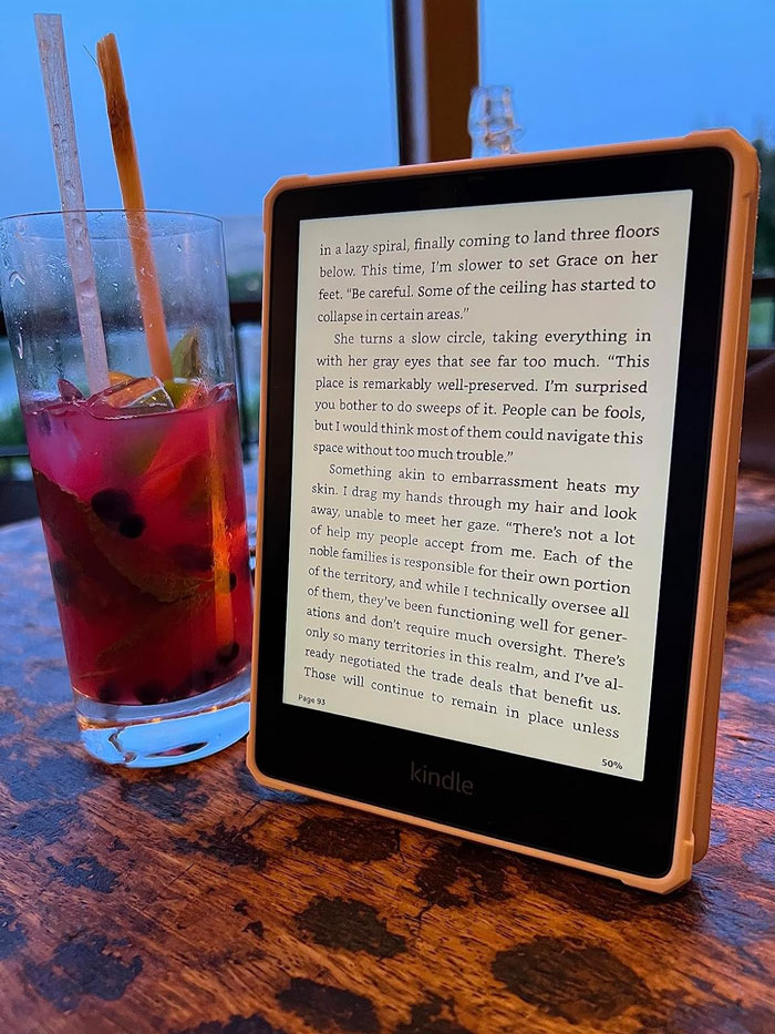  Amazon Kindle Paperwhite Signature Edition : Blessing Their Eyes With Super Reading Comfort While Storing Thousands Of Titles, Making It A Certified 'Must-Have' For Those Passionate Bookworms In Your Life Who Just Can't Resist A Good E-Read, Day Or Night.