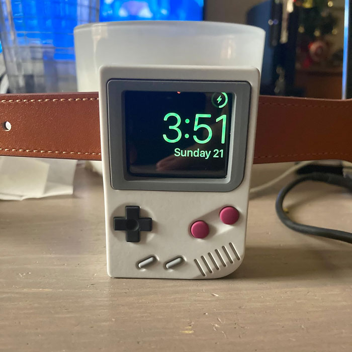  Apple Watch Stand : Perfect Gift For Those Tech-Lovers Who Appreciate A Retro Touch, Combining The Practicality Of Modern Technology With A Classic Handheld Game Console Design That's Just Too Cute To Resist.