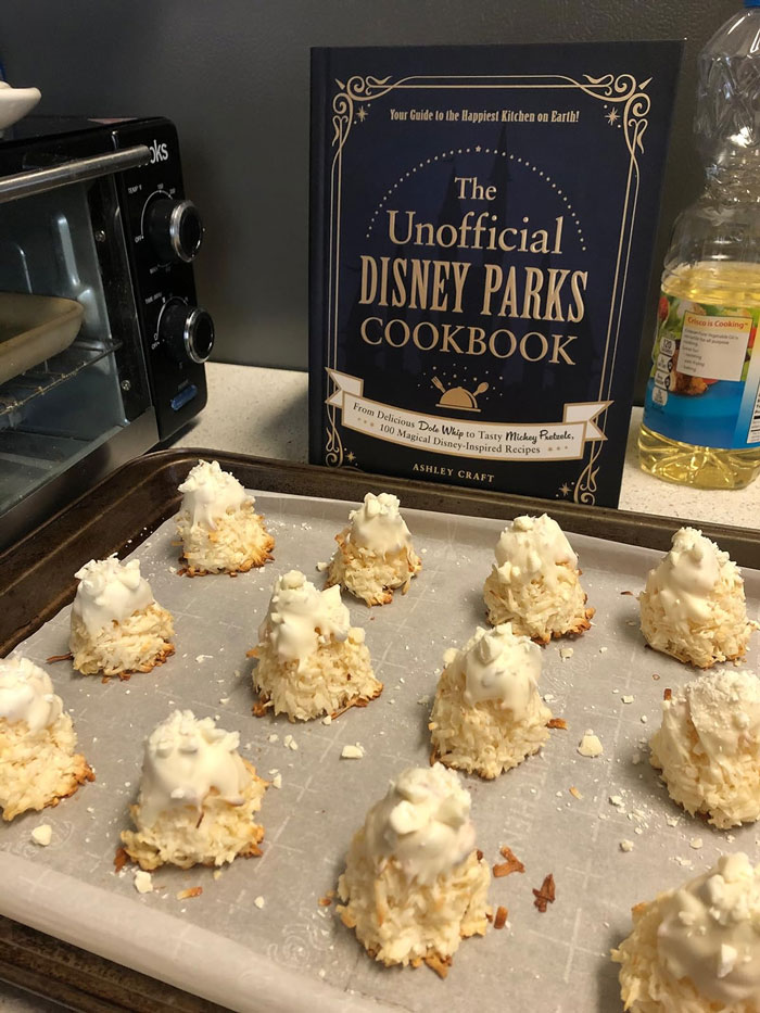  The Unofficial Disney Parks Cookbook: Because Who Wouldn't Want To Whip Up Disney Magic In Their Own Kitchen? It's A Timeless Treat Whether You're A Lifelong Disney Fan Or Just A Snack Aficionado.