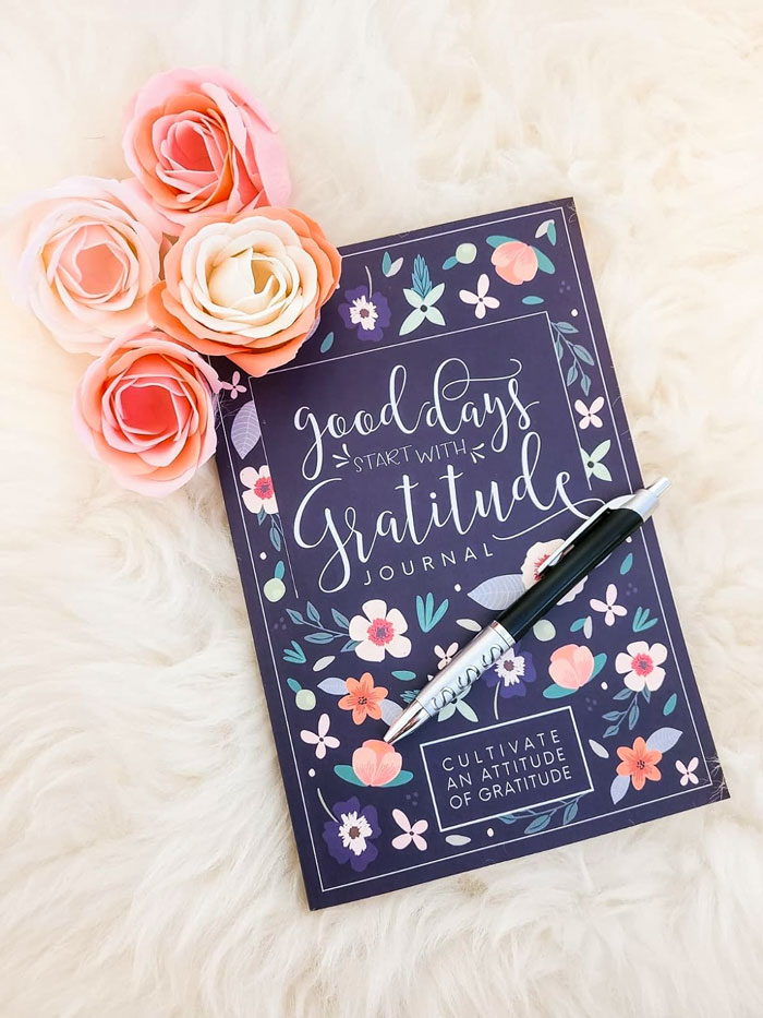  Good Days Start With Gratitude Journal: The Perfect Gift To Help Your Loved Ones Cherish The Simple Joys In Life And Cultivate An Attitude Of Gratitude - Because Everyday Miracles Deserve To Be Celebrated!