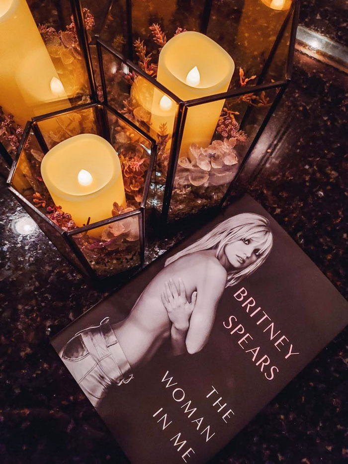  The Woman In Me : A Heartbreaking Yet Uplifting Memoir That Unveils The Resilience Of Pop Music's Iconic Star; A Must-Have For Readers Seeking Truth, Inspiration, And The Unquestionable Power Of A Woman's Voice.