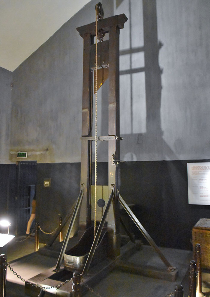 Someone Asks What's An Event In History That's So Ridiculous It Sounds Fake, And 35 People Deliver