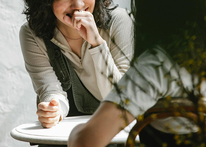 Karen Mistakes Woman For A Coffee Shop Employee, Gets Thrown Out After Harassing Her Karen Mistakes Woman For A Coffee Shop Employee, Gets Thrown Out After Harassing Her
