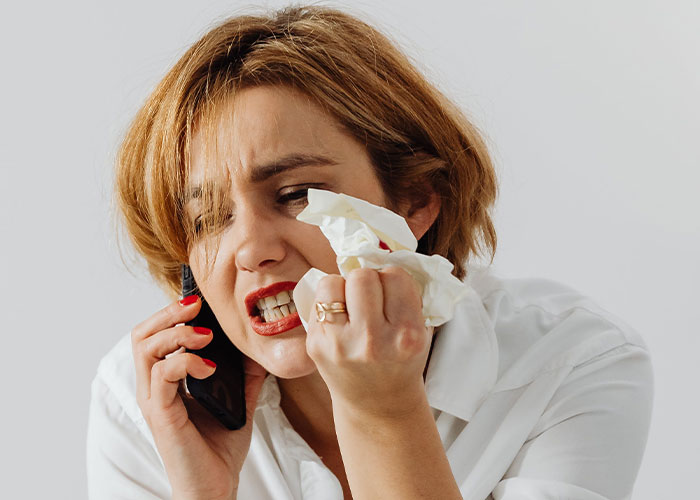 Karen Mistakes Woman For A Coffee Shop Employee, Gets Thrown Out After Harassing Her Karen Mistakes Woman For A Coffee Shop Employee, Gets Thrown Out After Harassing Her