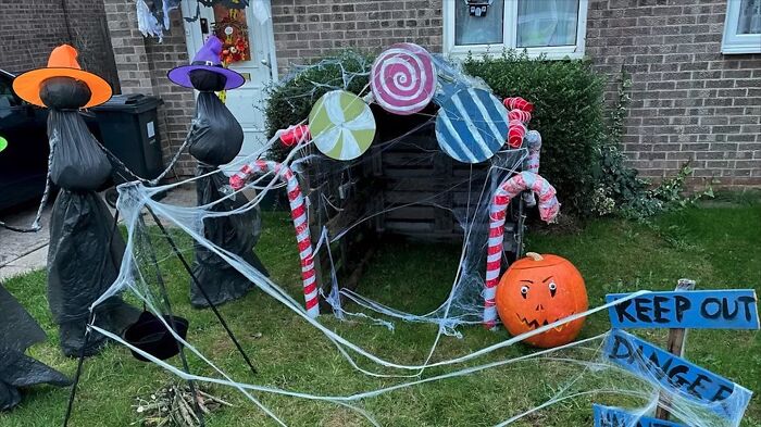Mom&rsquo;s &ldquo;Low-Budget&rdquo; Halloween Decoration Sparks Outrage As Neighbors Send &ldquo;Anonymous&rdquo; Letter