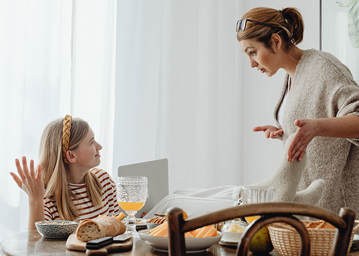 Internet Split After Mom Won't Let Homeless Daughter Move Back In If She Doesn't Meet Her 6 Conditions Internet Split After Mom Won't Let Homeless Daughter Move Back In If She Doesn't Meet Her 6 Conditions