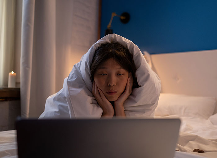 Parents Are Livid Aunt Didn’t Stop 23 Y.O. Niece From Drinking Beer And Watching A “Dirty” Movie