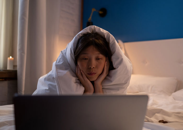 Parents Are Livid Aunt Didn’t Stop 23 Y.O. Niece From Drinking Beer And Watching A “Dirty” Movie Parents Are Livid Aunt Didn’t Stop 23 Y.O. Niece From Drinking Beer And Watching A “Dirty” Movie