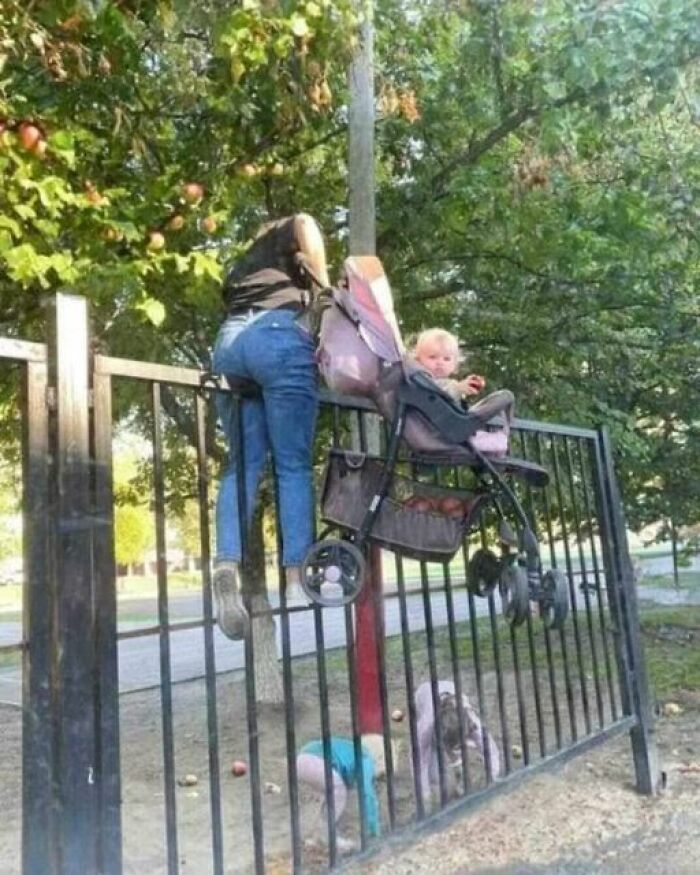 50 Weird Images That Need No Context Whatsoever To Be Hilarious, As Seen On This FB Page