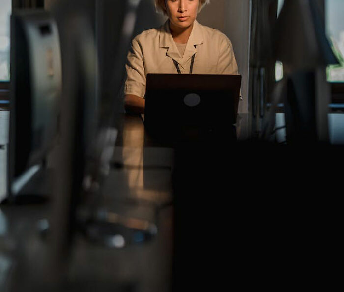 “Alright, Then I Quit”: 30 Jobs That Made New Hires Quit On Day 1