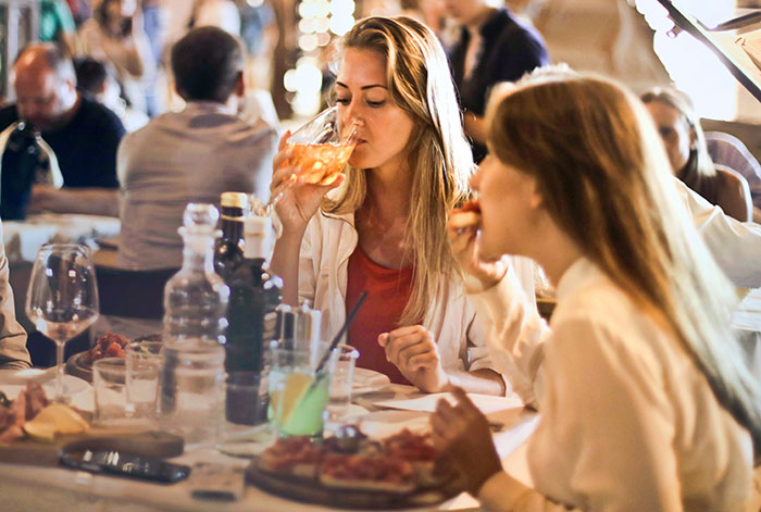 &ldquo;Sorry Guys, It&rsquo;s My Cheat Day&rdquo;: Person Refuses To Appease Influencers At A Restaurant