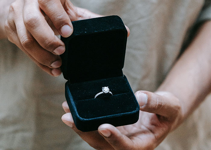 Woman Feels Guilty She Won't Be Able To Get Over Awful Proposal, People Tell Her To Run