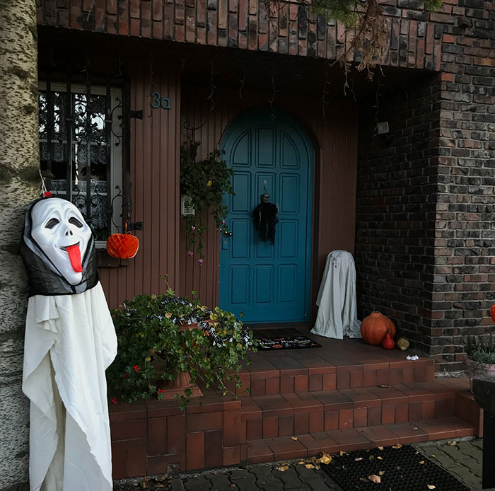 Rude Woman Receives Nothing But Pranks On Halloween After Her Ignorant Actions Have Consequences