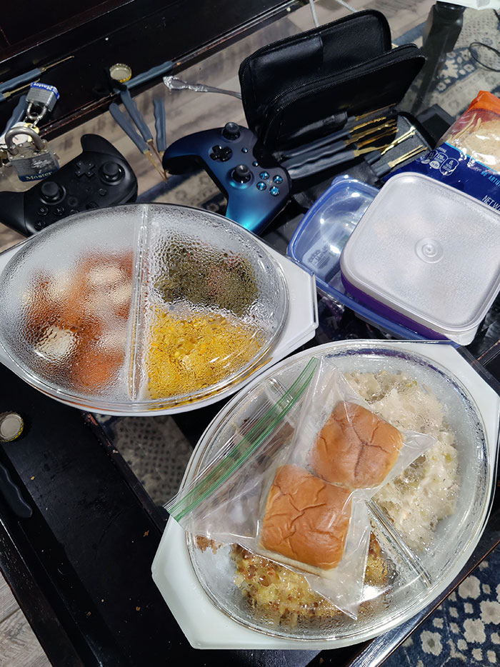 My Grandma And Grandpa Just Delivered Me Thanksgiving Meal Because They Aren't Having Everyone Over