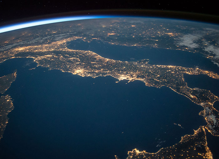 30 Conspiracy Theories That Some People Actually Believe Despite How Ridiculous They Sound