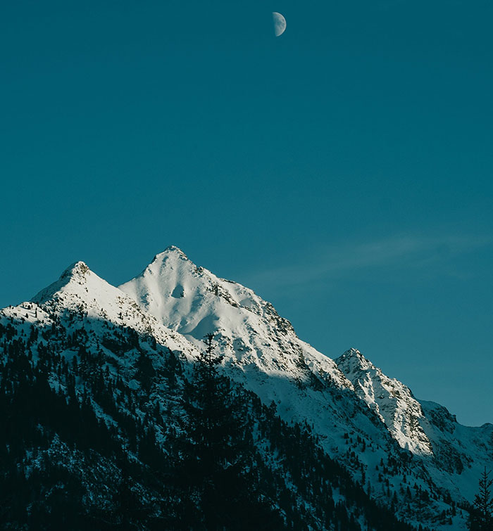 30 Conspiracy Theories That Some People Actually Believe Despite How Ridiculous They Sound