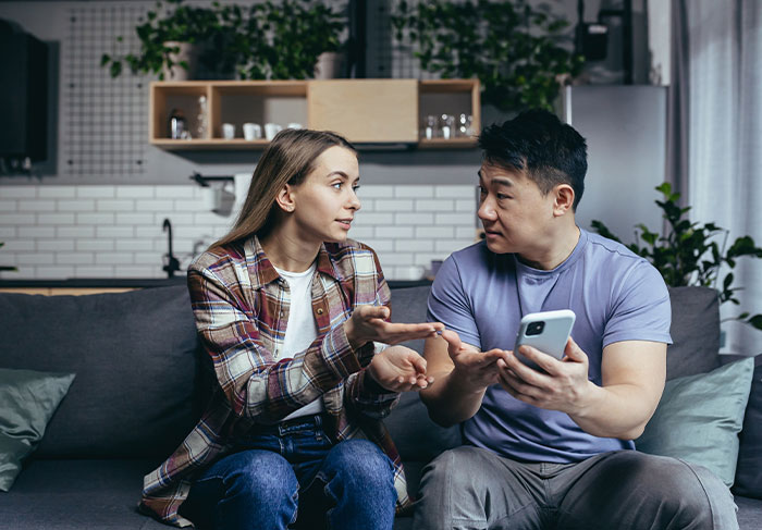 Woman Shares Why Her BF Refuses To Move Into Her Apartment, Internet Instantly Spot Red Flags