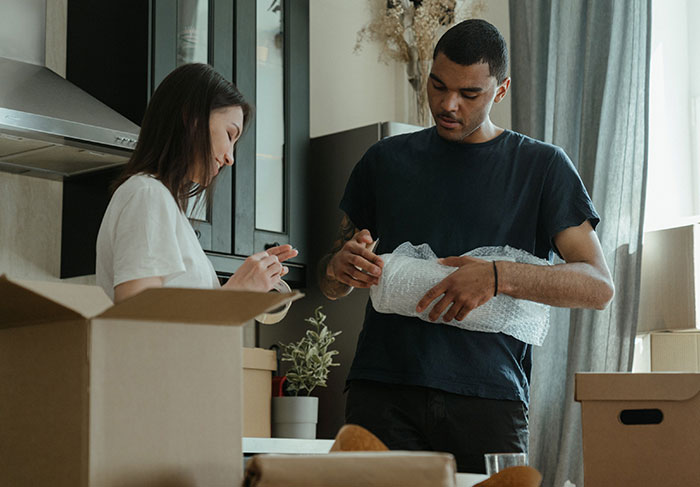 Woman Shares Why Her BF Refuses To Move Into Her Apartment, Internet Instantly Spot Red Flags