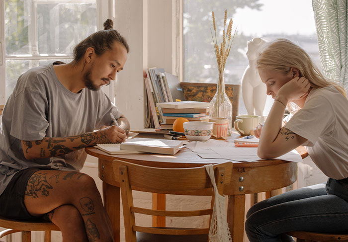 Woman Shares Why Her BF Refuses To Move Into Her Apartment, Internet Instantly Spot Red Flags