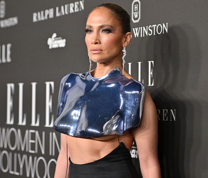 “Thank You For Choosing Me”: Jennifer Lopez Stuns In Cropped Breastplate At Elle Icon Award “Thank You For Choosing Me”: Jennifer Lopez Stuns In Cropped Breastplate At Elle Icon Award