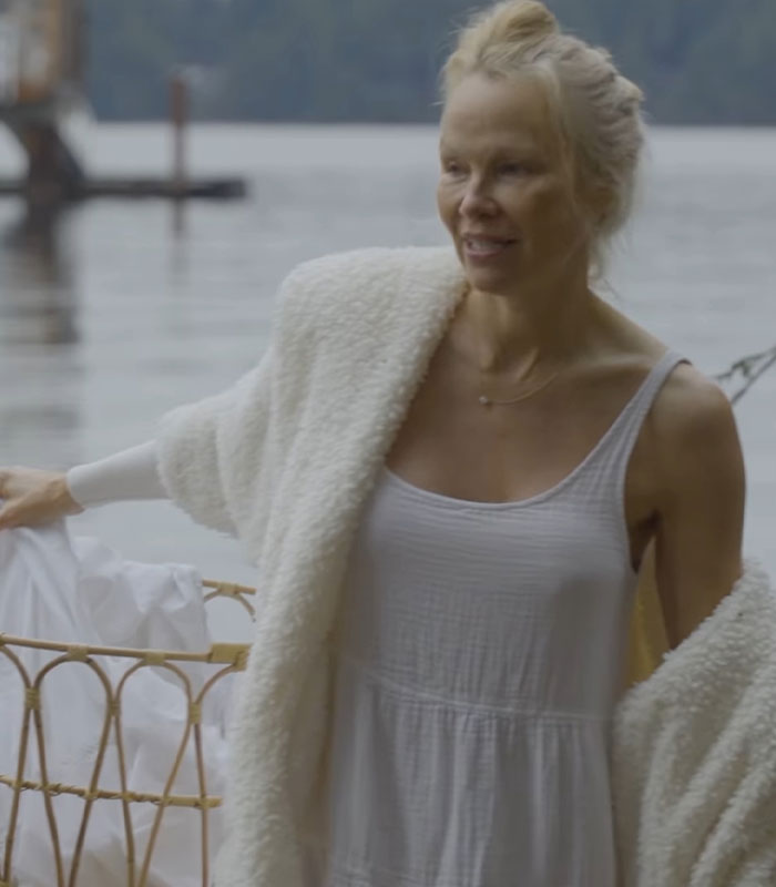 &ldquo;She Makes Laundry Beautiful&rdquo;: People React To Pamela Anderson&rsquo;s New Makeup-Free Detergent Ad