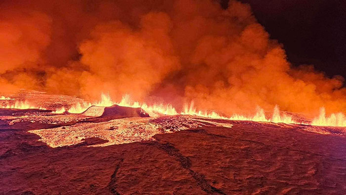 Thrill-Seekers Disregard Warnings, Flock to Iceland&rsquo;s Erupting Volcano Site