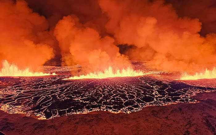 Thrill-Seekers Disregard Warnings, Flock to Iceland&rsquo;s Erupting Volcano Site